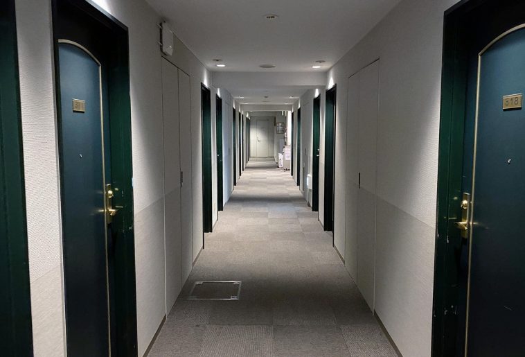白い廊下に深緑の扉