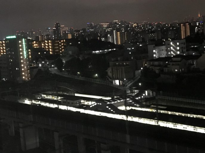窓の外から田端駅のホーム・新幹線など