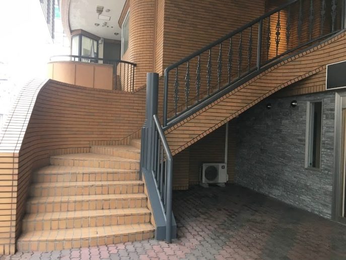 入り口の階段