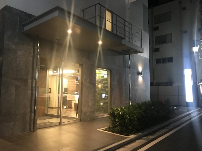 スーパーホテル湘南・藤沢駅南口の夜の外観
