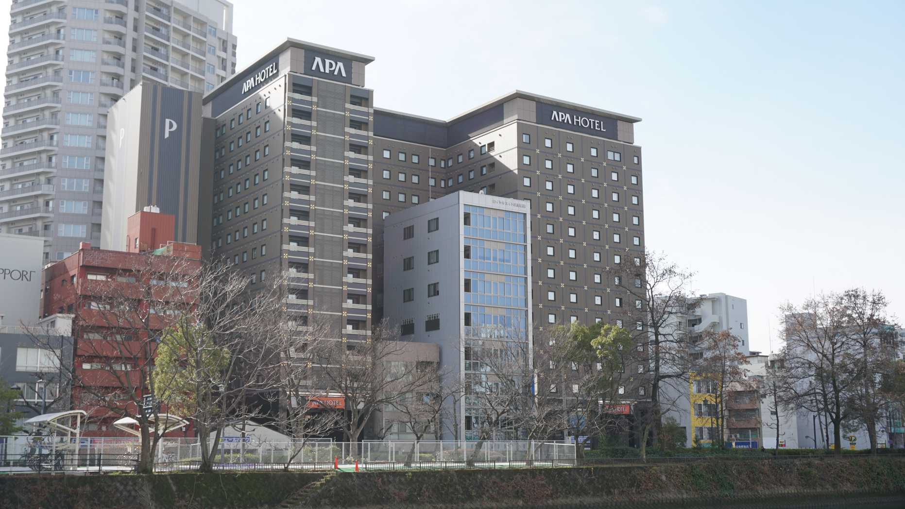 アパホテル広島駅前大橋 凹型の奇妙な建物が印象的な効率化を極めたビジネスホテル ビジホモード
